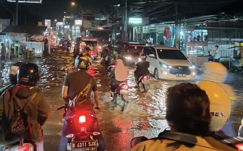 Banjir Landa Jalan Jatimekar Bekasi, Lalu Lintas Tersendat