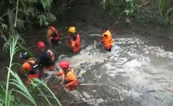 Pasutri di Nganjuk Terseret Arus Sungai usai Pulang dari Kebun, Istri Hilang