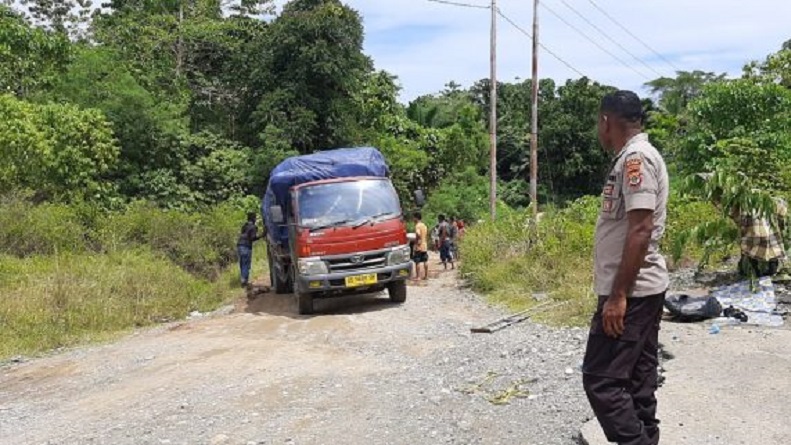 Truk di Sarmi Masuk Parit, Diduga akibat Kelebihan Muatan