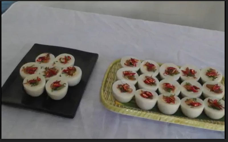 Menikmati Kue Gandus, Si Putih Bertoping Cabai Merah yang Mulai Langka