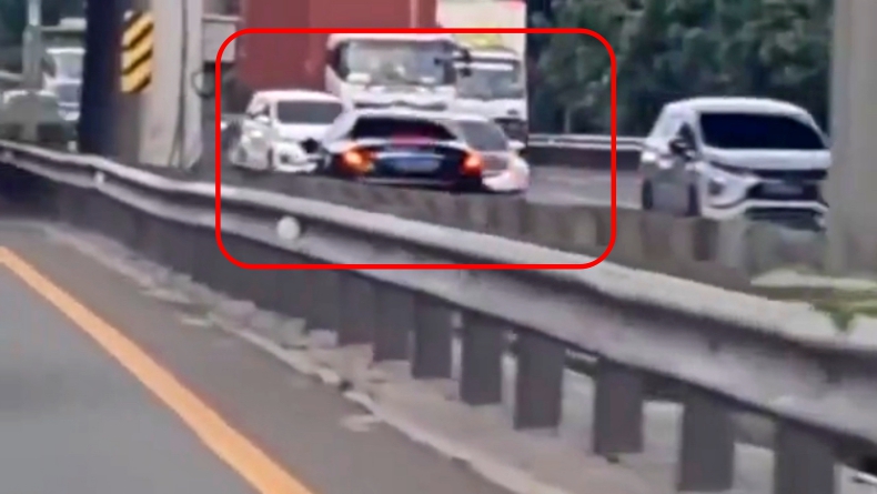 Lawan Arah di Tol JORR, Mercy Hitam Hantam Innova dan Mobilio