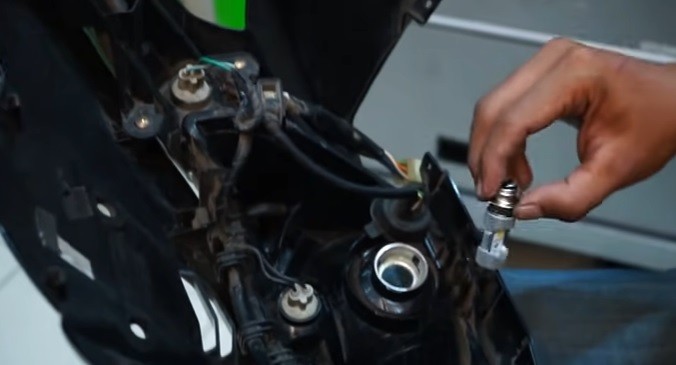 Cara Ganti Lampu Motor dari Halogen Menjadi LED