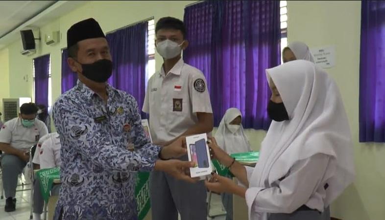  Mengharukan, Guru SMA Ini Sisihkan Gaji Beli Ponsel dan Paket Data untuk Siswa Tak Mampu