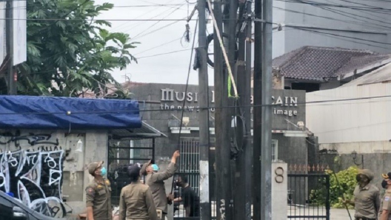 Marak Gesekan, Satpol PP Jaksel Copoti Atribut Ormas di Cilandak
