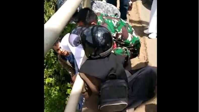 Viral Siswi SMA Coba Bunuh Diri Terjun ke Sungai, Sambil Menangis Ngaku Baru Putus Cinta