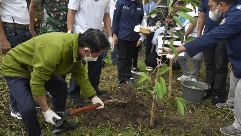 Bupati Gorontalo Ajak Warga Tanam Pohon Jaga Kelestarian Lingkungan