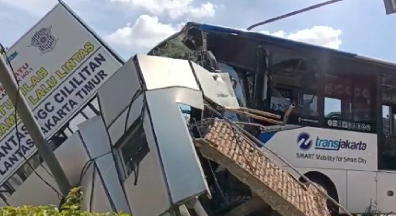 Penampakan Bus Transjakarta Tabrak Pos Polisi di PGC