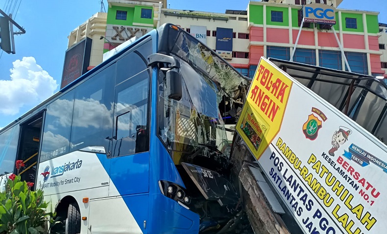 Bus Transjakarta Tabrak Pos Polisi di PGC Jaktim, Lalu Lintas Macet