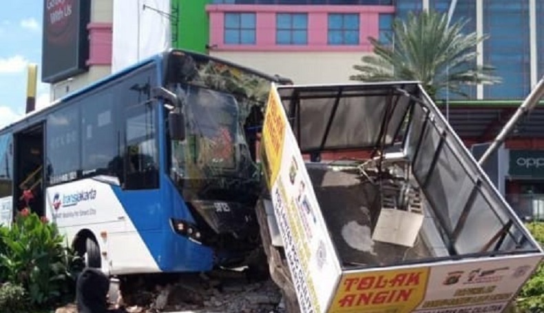 Bus Transjakarta Tabrak Pos Polisi di PGC, Ternyata Ini Penyebabnya
