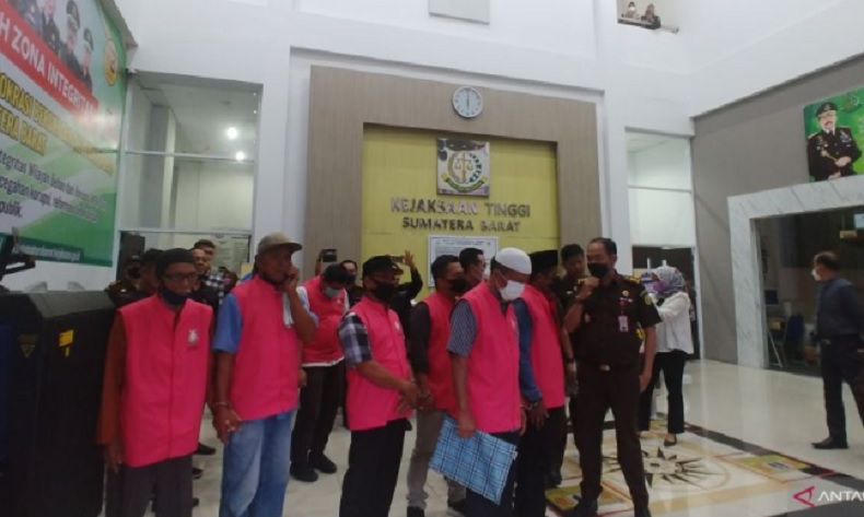 Kejati Sumbar Tahan 12 Tersangka Korupsi Ganti Rugi Tol Padang-Sicincin