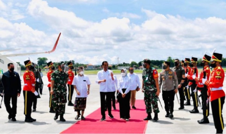 Tiba di Bali, Jokowi Disambut Pasukan Jajar Kehormatan di Bandara Ngurah Rai