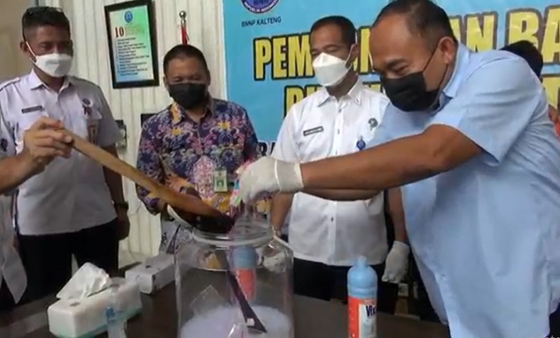 Sabu Milik Bandar Kampung Narkoba Puntun Dimusnahkan Pakai Cairan Pembersih Lantai