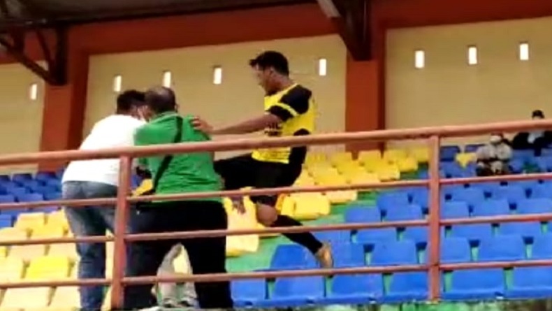 Viral Mantan Pemain Timnas Saktiawan Sinaga Tendang Penonton di Liga 3 Sumut