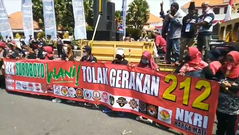 Ratusan Orang di Surabaya Demo Tolak Reuni 212 