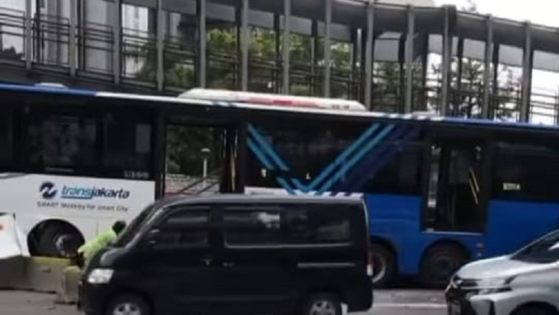 Bus Transjakarta Kecelakaan Lagi, Tabrak Separator di Senayan