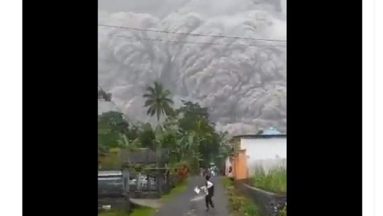 Gunung Semeru Meletus Dahsyat, Langit Sore Hari Langsung Gelap Gulita