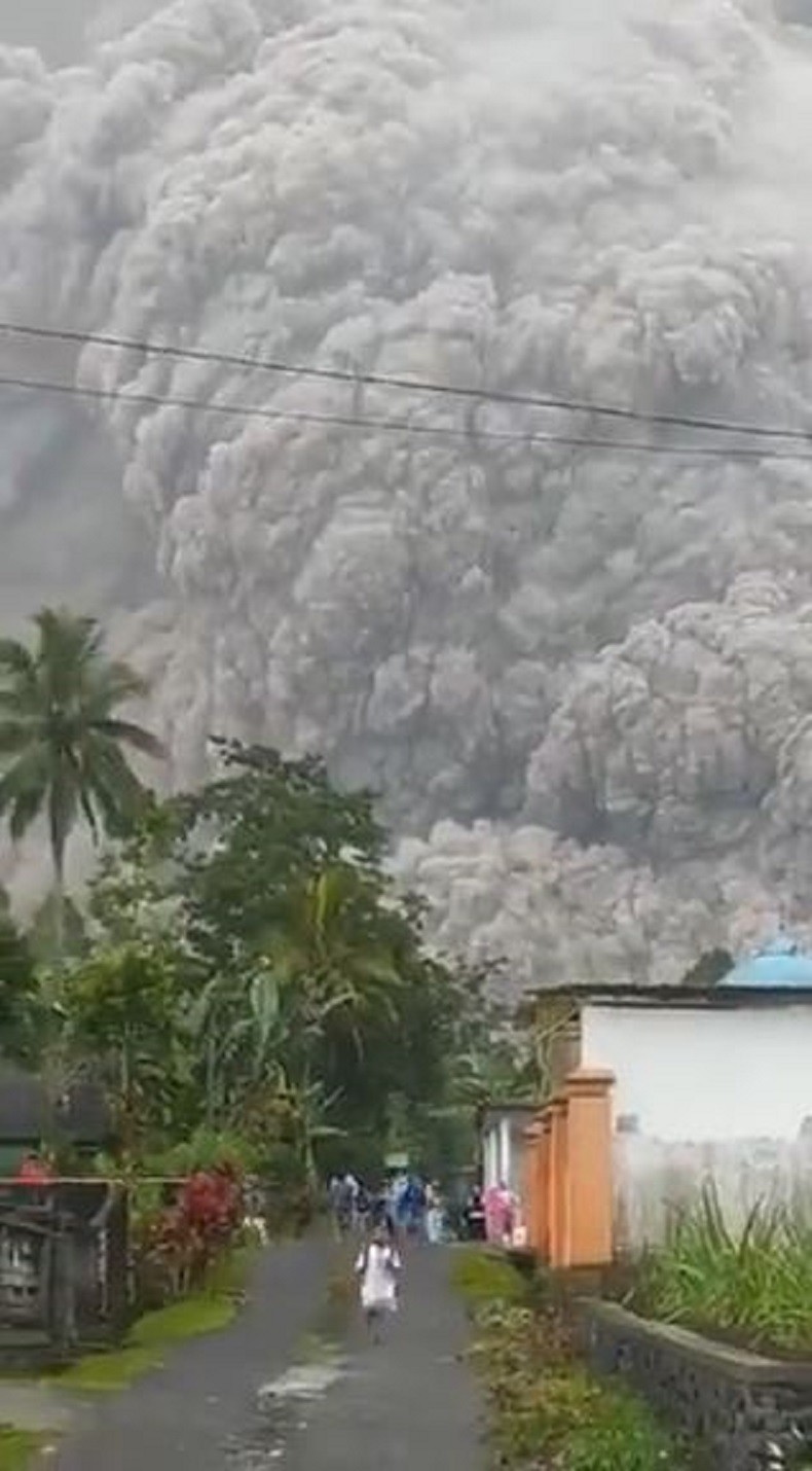 Gunung Semeru Meletus Hari Ini dan Muntahkan Awan Panas, BPBD Lumajang Siaga