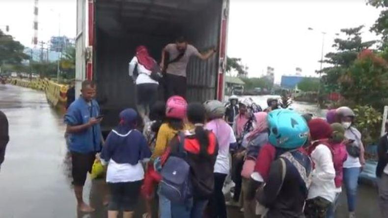 Terhalang Banjir, Pekerja Pabrik di Tanjung Emas Semarang Diangkut Truk  