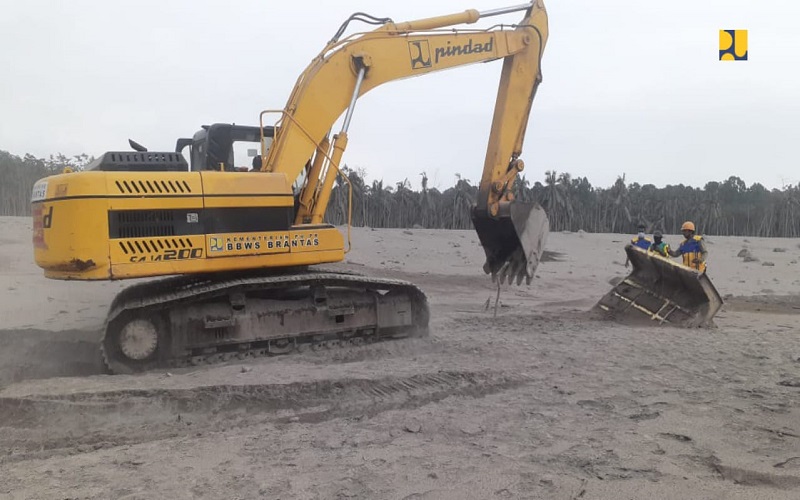 Kementerian PUPR Terjunkan Tim dan Alat Berat untuk Bantu Penanganan Erupsi Gunung Semeru 