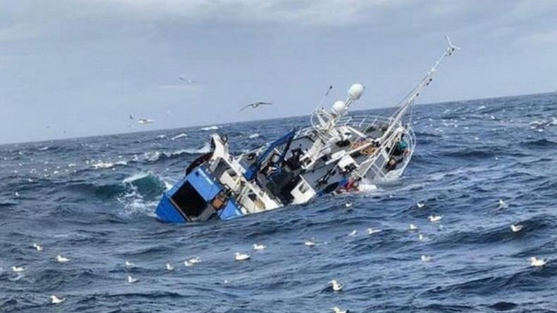 Diterjang Ombak, KM Kasman Indra Tenggelam di Perairan Selayar Sulsel, 6 Orang Hilang