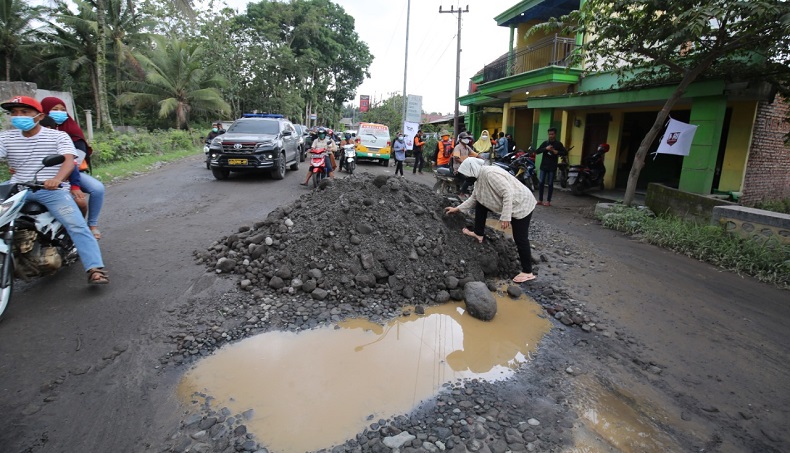  Mensos Risma Mengais Batu dan Pasir Tutupi Lobang Jalan saat Tinjau Pengungsi Semeru 