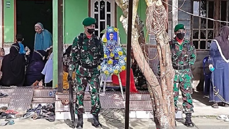 Tangis Duka Sambut Jenazah Sertu Putra Rahaldi, Prajurit TNI yang Gugur Ditembak KKB