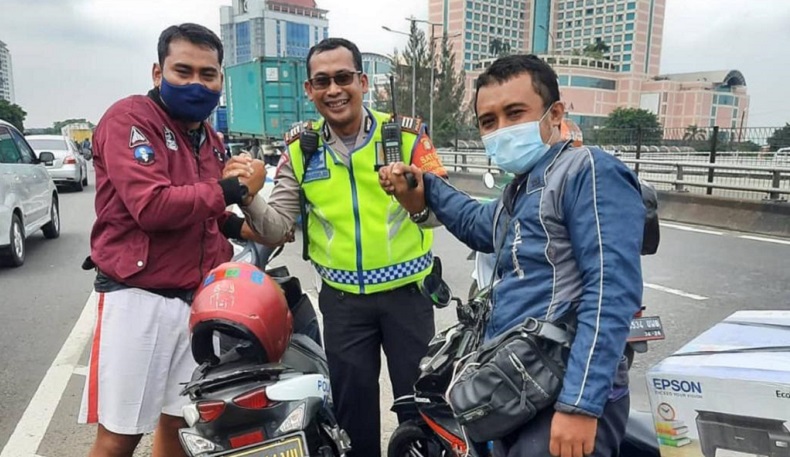 Pengemudi Ojek Online Temukan Handphone di Tengah Jalan, Ternyata Milik Paspampres