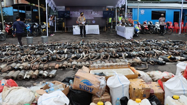 507 Knalpot Nonstandar dan 3.450 Liter Miras Cap Tikus Hasil Operasi 2021 Dimusnahkan
