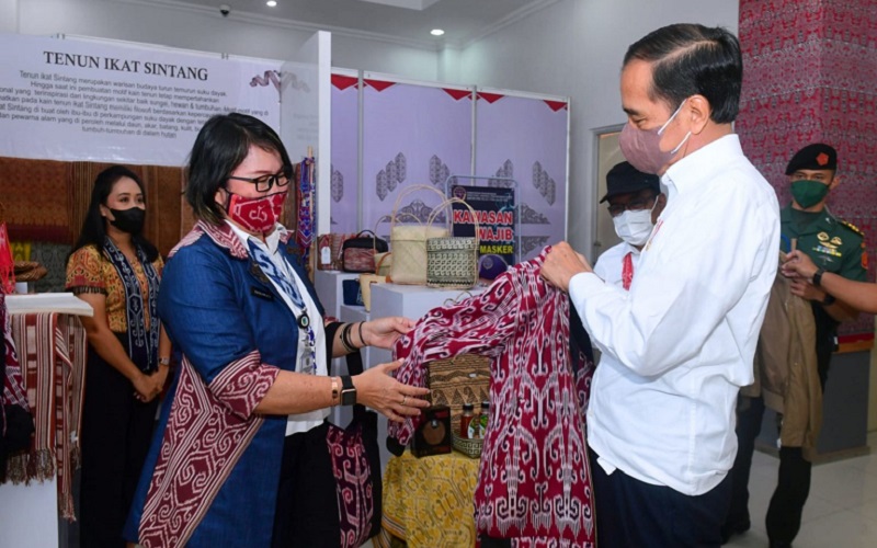 Jaket Bomber Jokowi Motif Tenun Ikat Khas Dayak Buatan Perajin UMKM Sintang