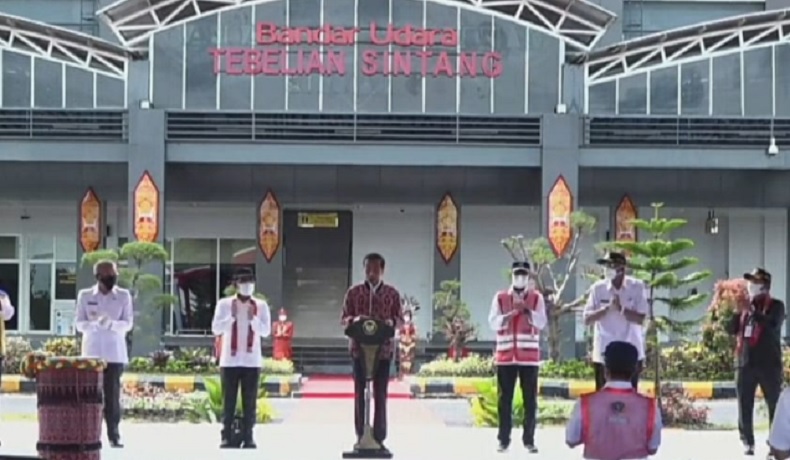 Presiden Jokowi Resmikan Bandara Tebelian Sintang yang Berbatasan dengan Malaysia