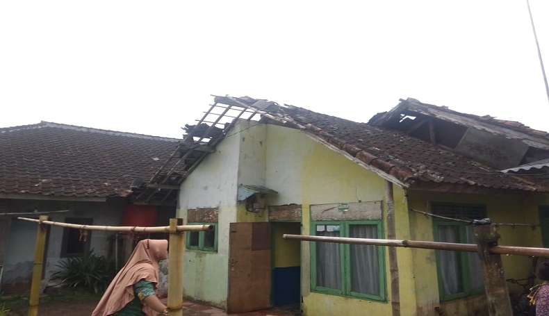 Angin Puting Beliung Terjang Gegerbitung Sukabumi, 16 Rumah Rusak