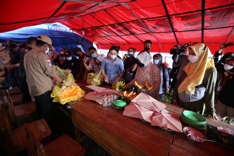 Dapur Umum Kemensos Salurkan Makanan Siap Saji untuk Penyintas Erupsi Gunung Semeru