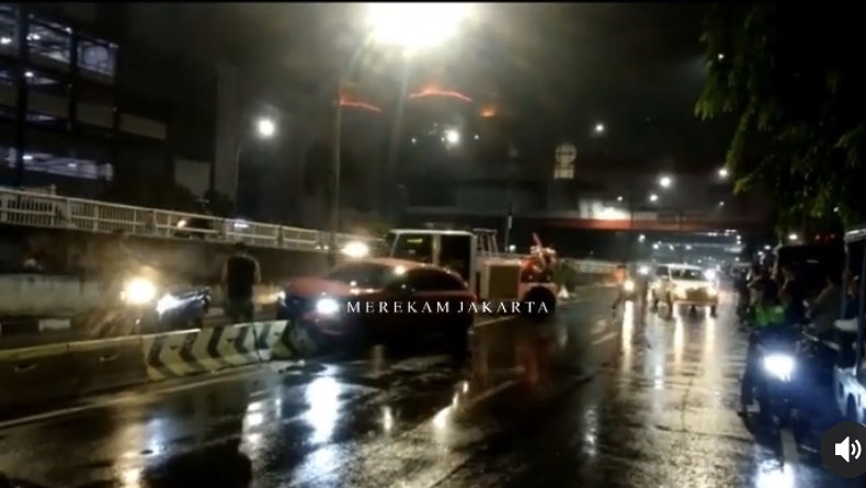 Mobil Tabrak Pembatas Jalan di Kawasan Senen Jakarta