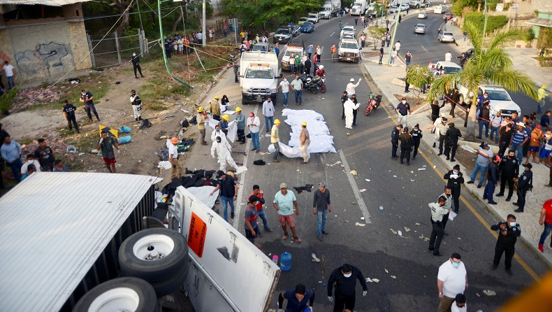 Truk Trailer Terbalik, 49 Migran Gelap Tewas  
