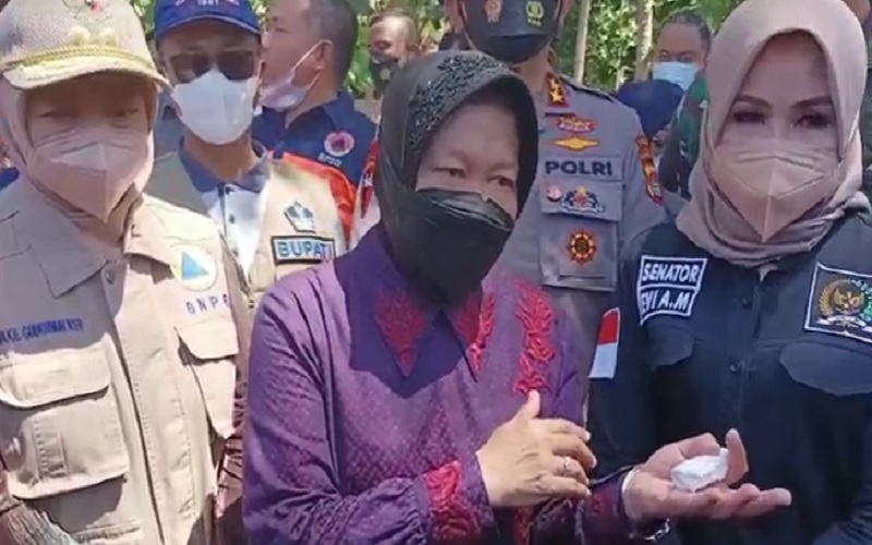 Mensos Risma Kunjungi Korban Banjir Bandang di Lombok, Instruksikan Relokasi Warga