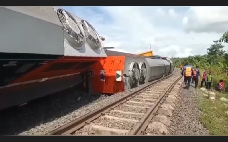 Kereta Babaranjang Tabrakan di Stasiun Penanggiran Muara Enim