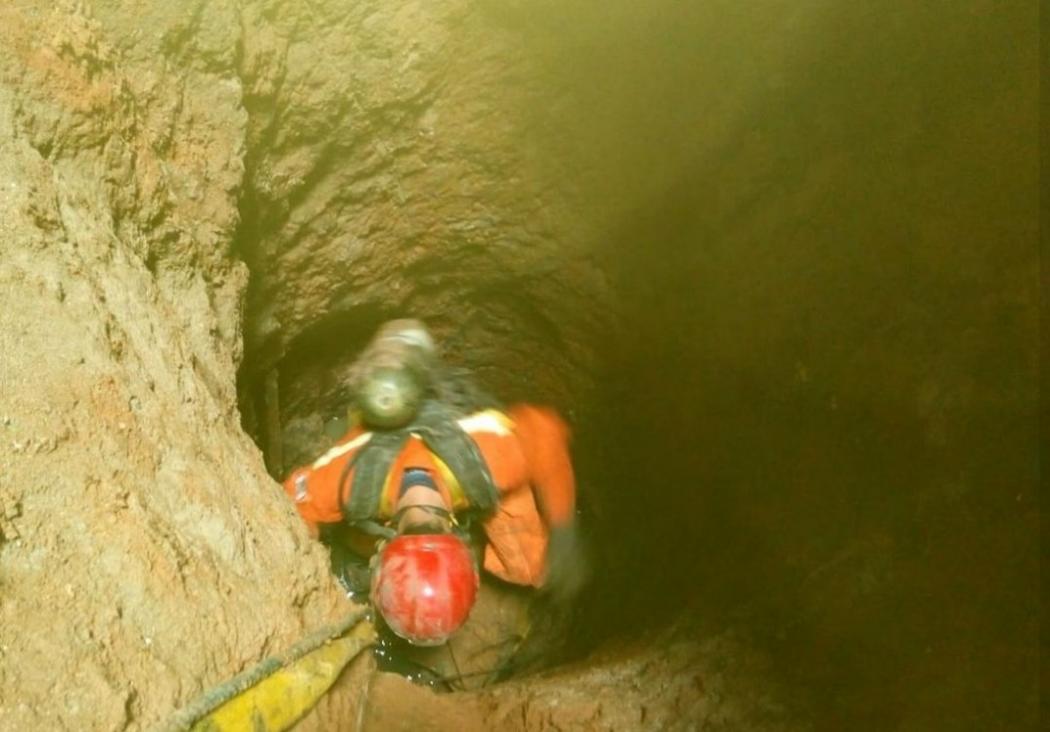 Pekerja Bangunan Terjebur ke Septic Tank, Damkar Jaktim Kerahkan 13 Anggota