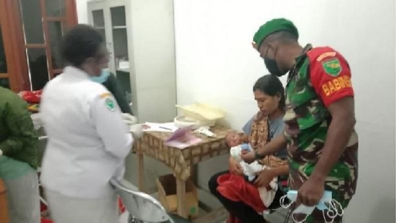 Prajurit TNI di Papua Bantu Pelayanan Posyandu untuk Anak dan Ibu Hamil di Deiyai