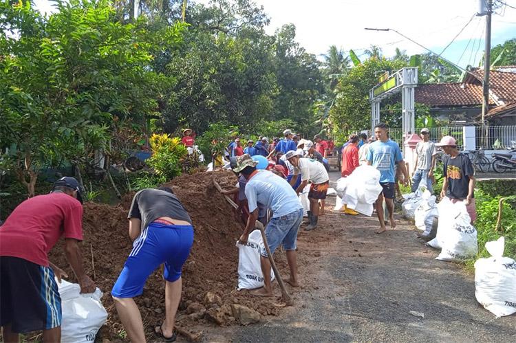 Cegah Banjir, Warga Karanganyar Kebumen Buat Tanggul Darurat