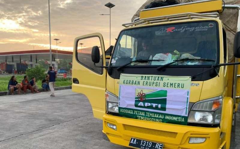 Petani Tembakau Temanggung Bantu 4 Ton Beras untuk Korban Erupsi Gunung Semeru