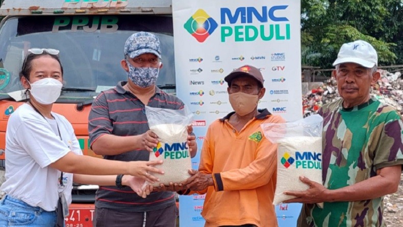 MNC Peduli Salurkan Beras kepada Petugas Kebersihan di Kedoya Utara