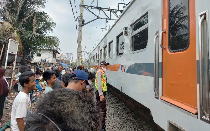 Kebakaran Hebat di Senen, Perjalanan Kereta Api Jarak Jauh dan KRL Terhambat