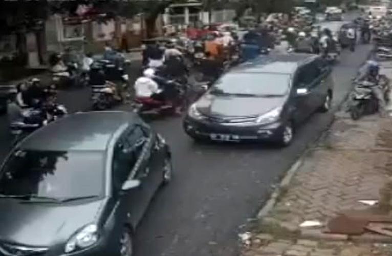 Brutal, Rombongan Pengantar Jenazah Keroyok Pengemudi mobil di Makassar