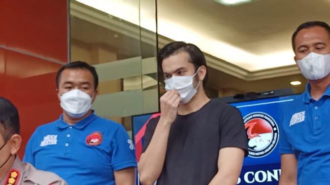 Hadir di Konferensi Pers Kasus Narkoba, Rizky Nazar Tampil Klimis 