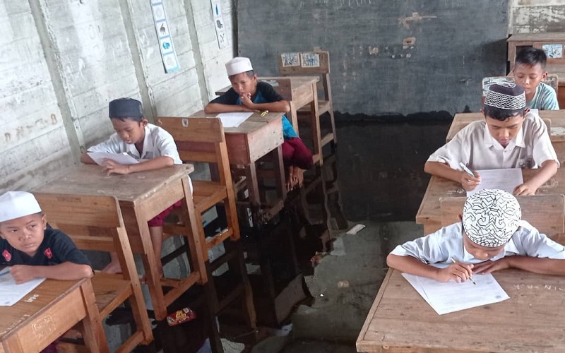 Video Viral Siswa SD Ujian dengan Meja dan Kursi Terendam Banjir, Netizen Panjatkan Doa
