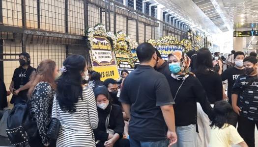 Tangis Haru Warnai Rumah Duka Edelenyi Laura Anna di Grand Heaven   