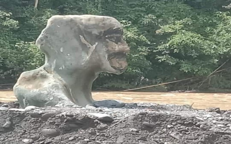  Heboh Batu Mirip Manusia Muncul di Tengah Sungai Musi, Warga Kaitkan Cerita Si Pahit Lidah