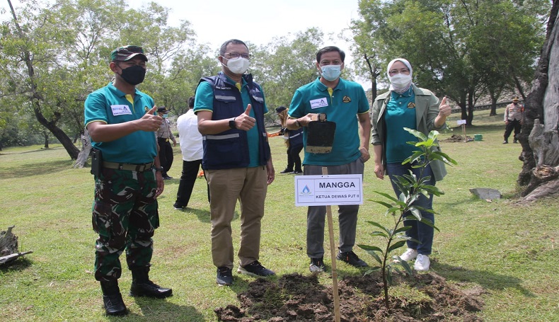 Kendalikan Daya Rusak Air, Kawasan Greenbelt Waduk Ir H Djuanda Ditanam Pohon Buah