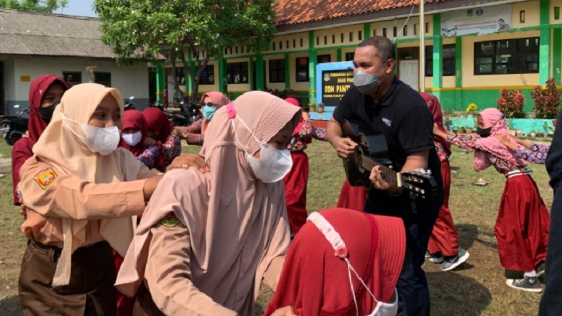 Dorong Literasi Anak, MNC Peduli Berikan Perlengkapan Perpustakaan di SDN 02 Pantai Bakti Bekasi