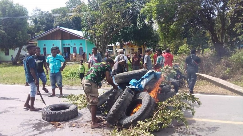 Warga Manokwari Selatan Mengamuk Rusak Rumah Sakit dan Kantor Bupati